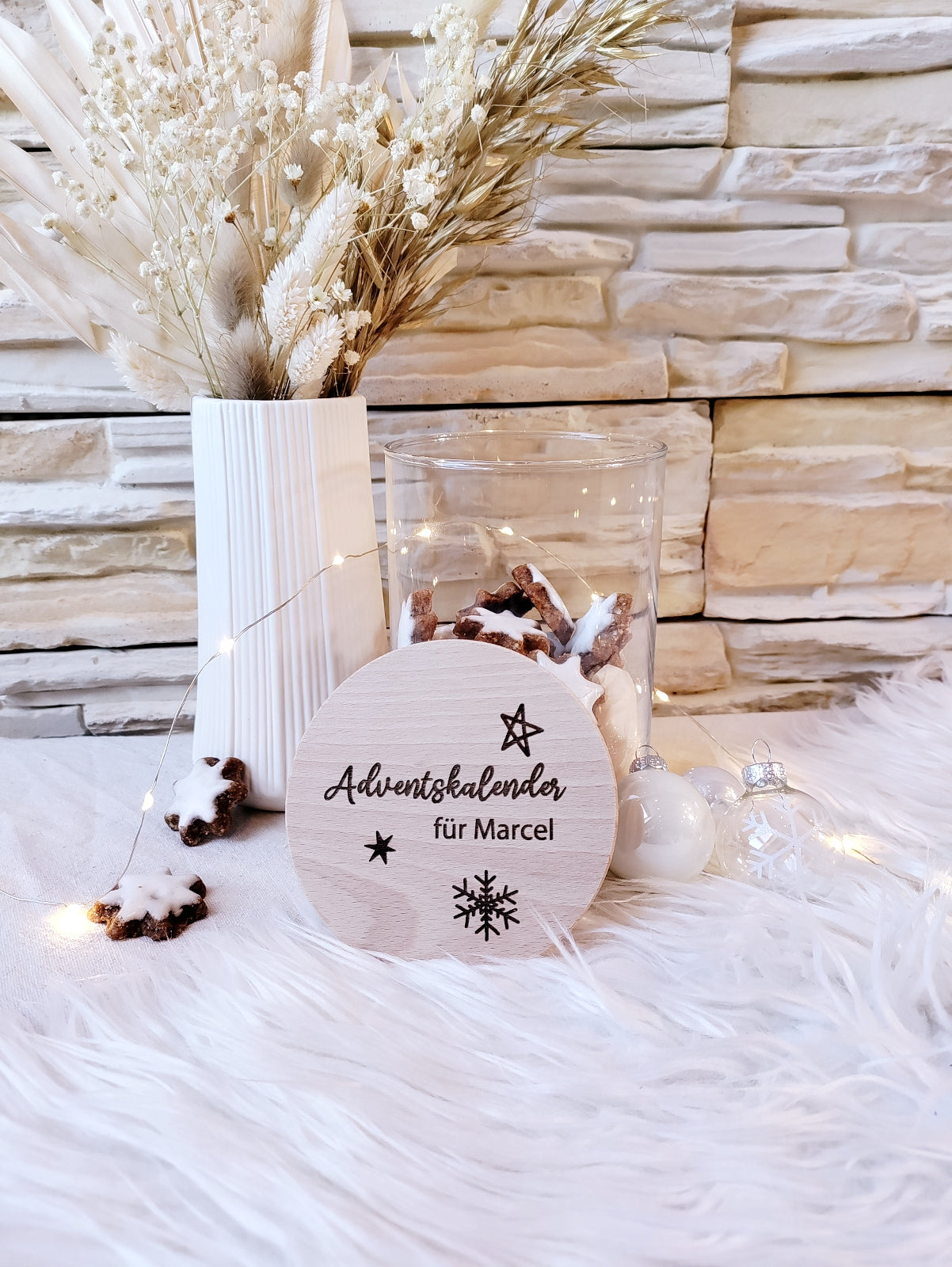 Personalisierter Adventskalender im Glas mit Gravur, nachhaltiger Weihnachtscountdown aus recyceltem Glas und Holzdeckel, Adventsglas mit Namen als Geschenk zu Weihnachten