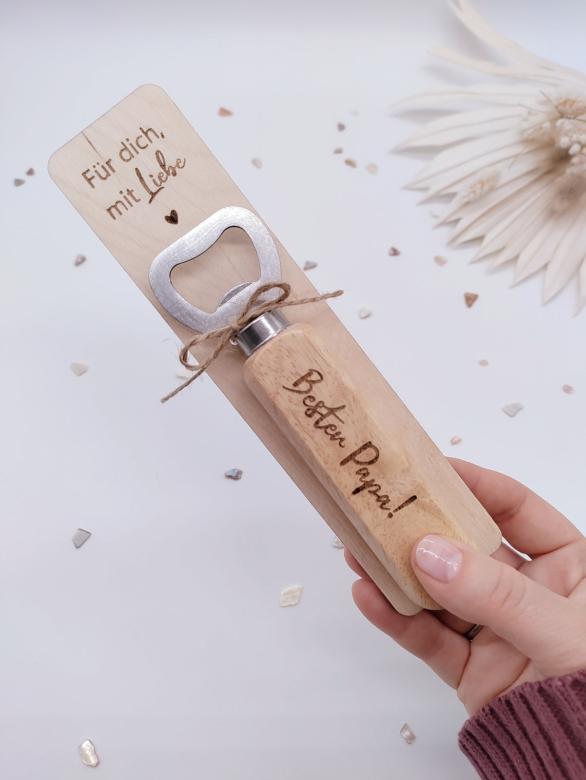 Flaschenöffner aus Buchenholz mit Gravur Bester Papa – Geschenk zum Vatertag oder Papa Geburtstag mit optionalem gravierten Holzhalter – personalisiertes Biergeschenk plastikfrei