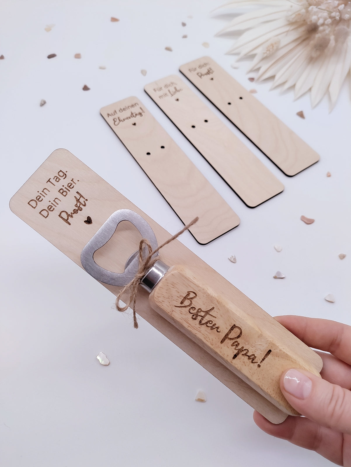 Flaschenöffner aus Buchenholz mit Gravur Bester Papa – Geschenk zum Vatertag oder Papa Geburtstag mit optionalem gravierten Holzhalter – personalisiertes Biergeschenk plastikfrei