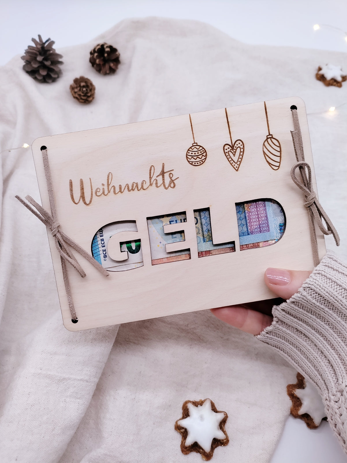 Kreatives Geldgeschenk zu Weihnachten aus Holz, zwei gravierte Holzplatten mit Weihnachtsmotiv und Schriftzug Weihnachtsgeld, nachhaltige Geschenkidee