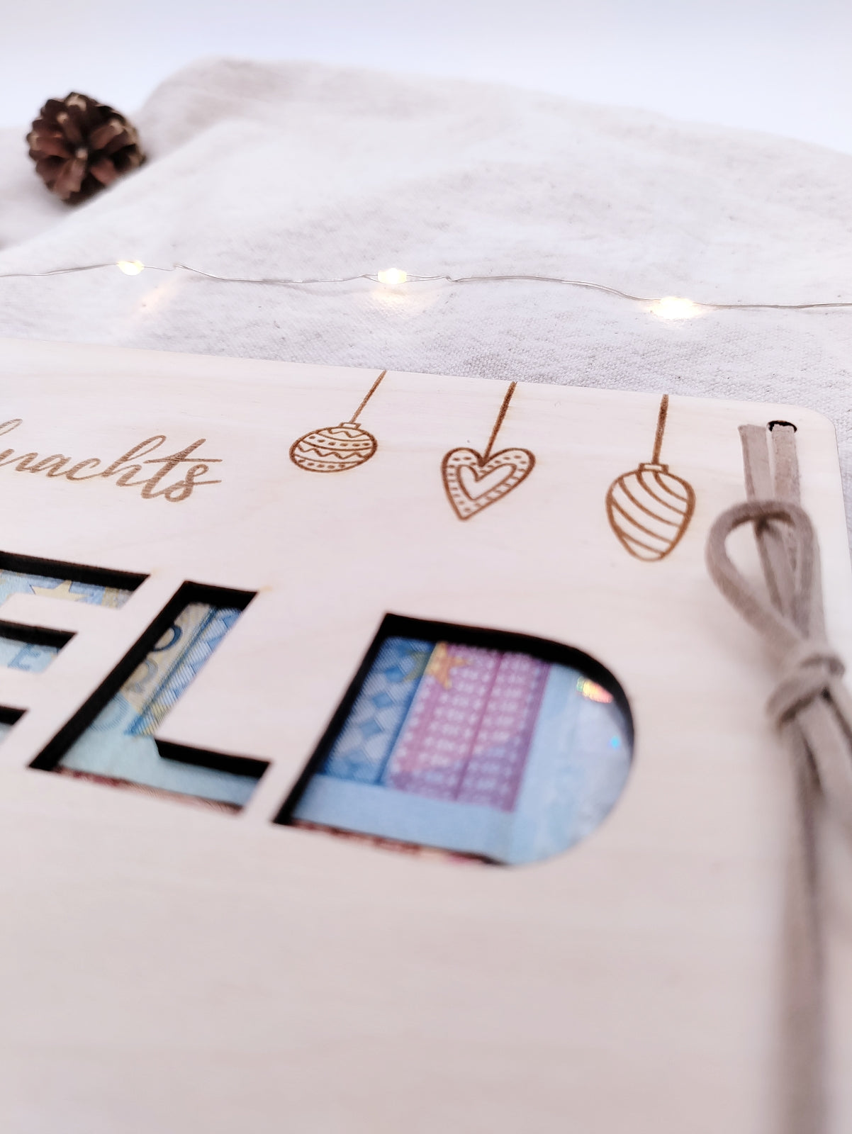 Kreatives Geldgeschenk zu Weihnachten aus Holz, zwei gravierte Holzplatten mit Weihnachtsmotiv und Schriftzug Weihnachtsgeld, nachhaltige Geschenkidee