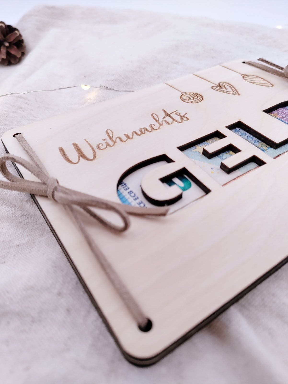 Kreatives Geldgeschenk zu Weihnachten aus Holz, zwei gravierte Holzplatten mit Weihnachtsmotiv und Schriftzug Weihnachtsgeld, nachhaltige Geschenkidee