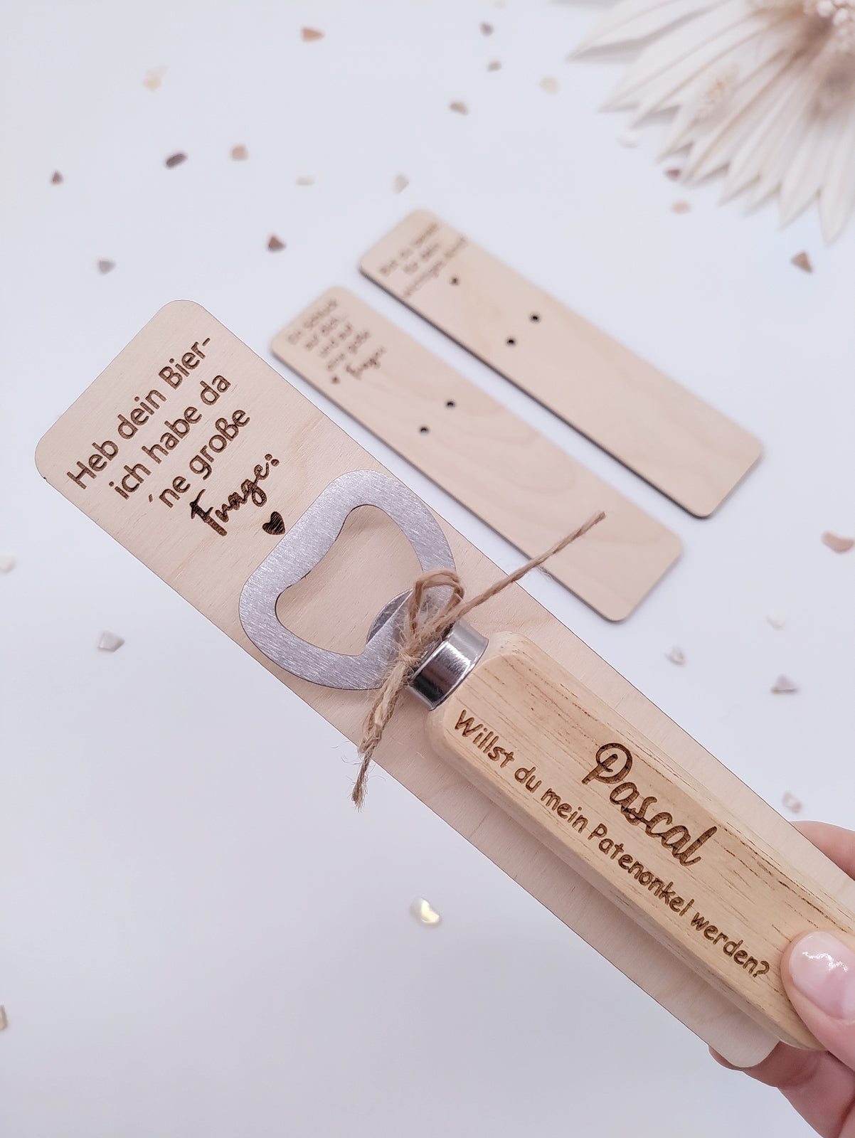 Flaschenöffner aus Holz mit Gravur "Willst du mein Patenonkel werden?", personalisiertes Geschenk zur Patenanfrage mit graviertem Halter, nachhaltige und originelle Geschenkidee.