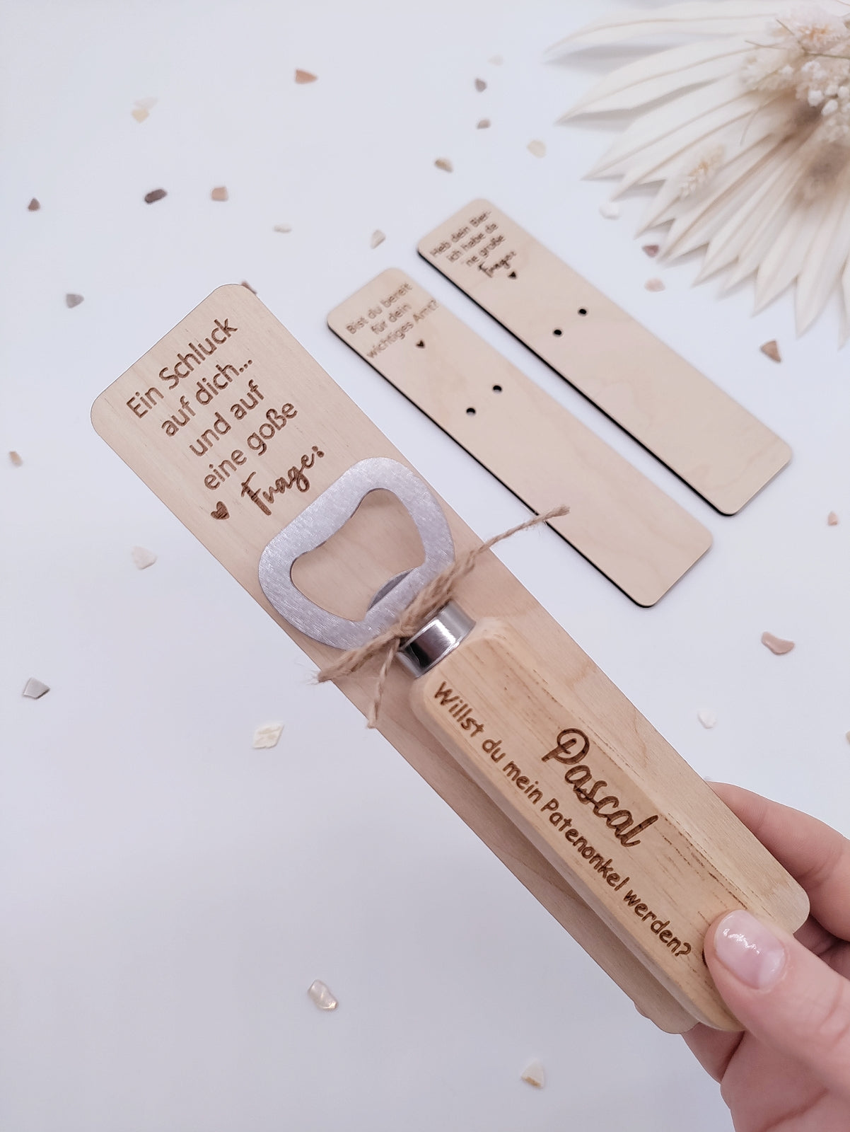 Flaschenöffner aus Holz mit Gravur "Willst du mein Patenonkel werden?", personalisiertes Geschenk zur Patenanfrage mit graviertem Halter, nachhaltige und originelle Geschenkidee.