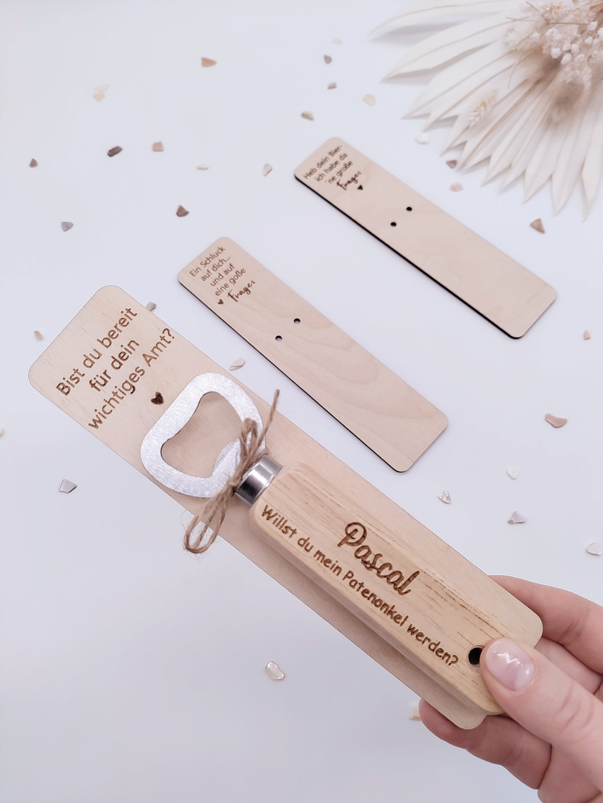 Flaschenöffner aus Holz mit Gravur "Willst du mein Patenonkel werden?", personalisiertes Geschenk zur Patenanfrage mit graviertem Halter, nachhaltige und originelle Geschenkidee.