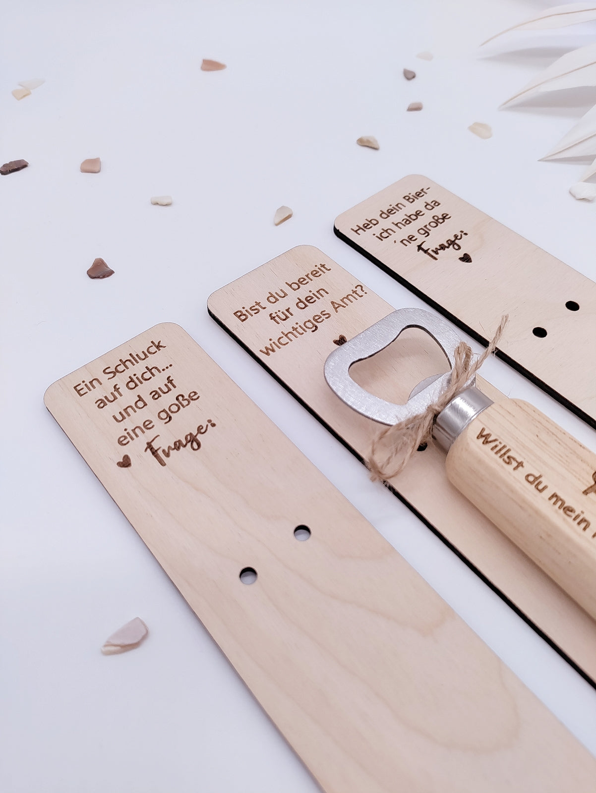 Flaschenöffner aus Holz mit Gravur "Willst du mein Patenonkel werden?", personalisiertes Geschenk zur Patenanfrage mit graviertem Halter, nachhaltige und originelle Geschenkidee.