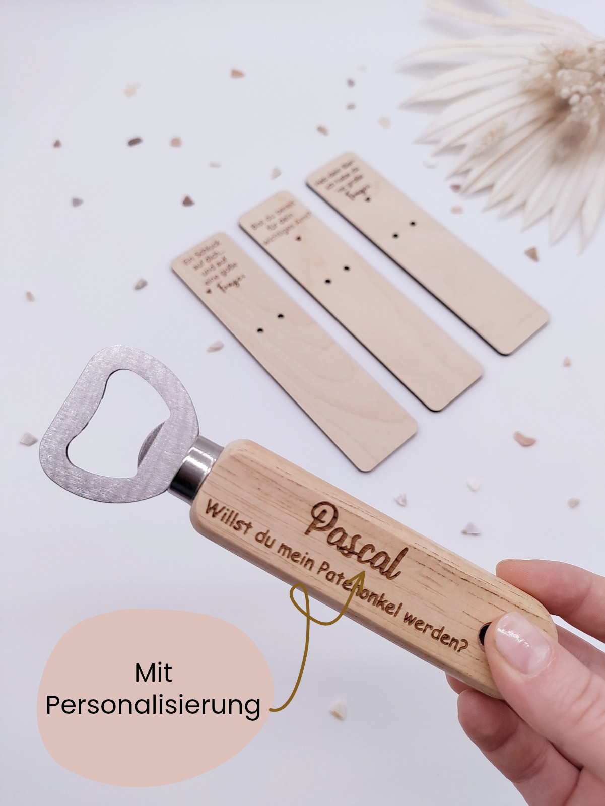 Flaschenöffner aus Holz mit Gravur "Willst du mein Patenonkel werden?", personalisiertes Geschenk zur Patenanfrage mit graviertem Halter, nachhaltige und originelle Geschenkidee.