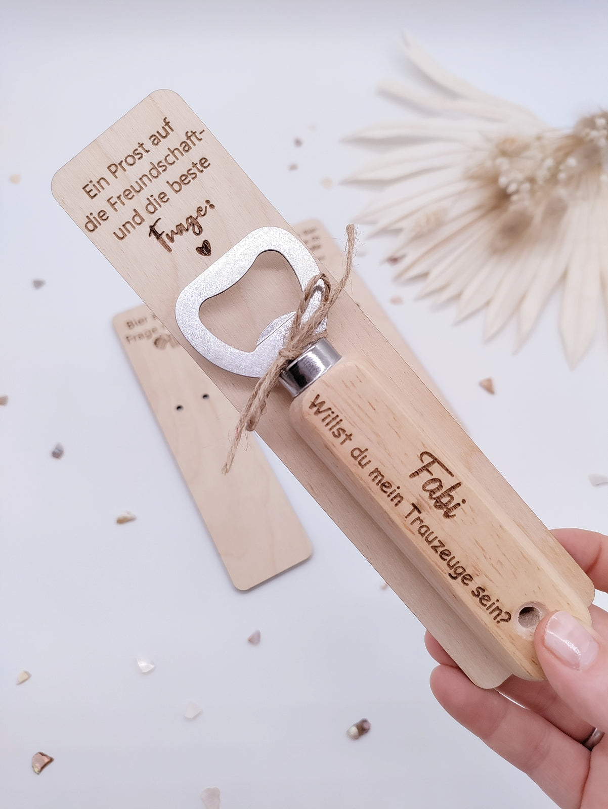 Personalisierter Flaschenöffner aus Buchenholz mit Gravur "Willst du mein Trauzeuge sein?" auf einem dekorativen Holzhalter mit Spruch zur Trauzeugenfrage
