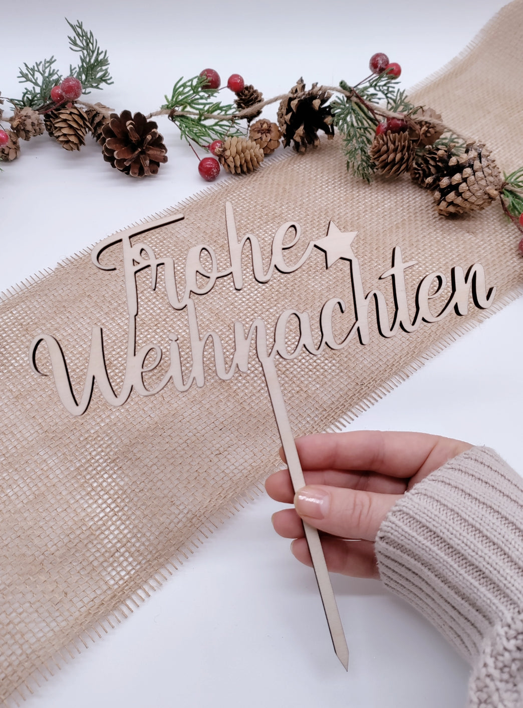 Caketopper Frohe Weihnachten aus Holz mit Sternmotiv, stilvolle Weihnachtsdekoration für Kuchen oder Torten, nachhaltig gefertigt auf der Schwäbischen Alb