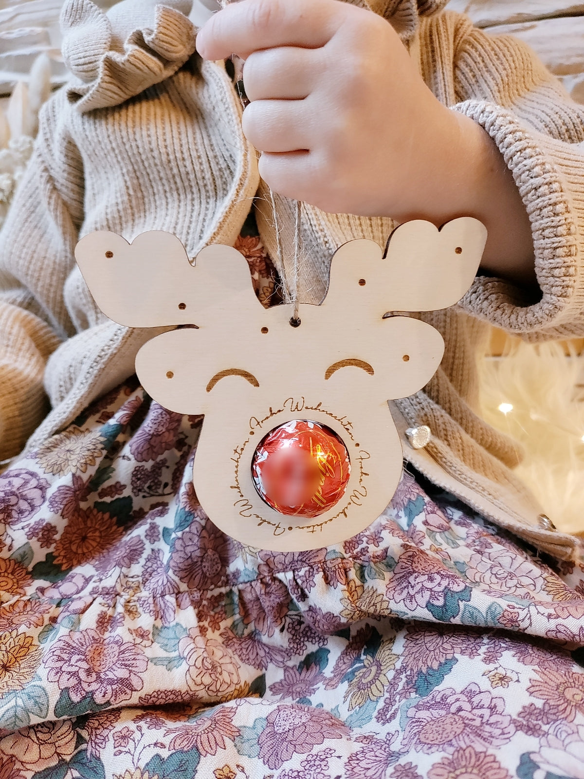 Süßes Rentier Gesicht Holz – Weihnachtsgeschenk mit Lindt Schokolade – Schokoladenhalter und Geldgeschenk Weihnachten – personalisierte Deko nachhaltig, Geschenkidee Kollegen, Freunde, Familie