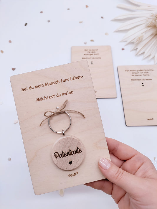 „Willst du meine Patentante werden?“ Geschenk – Holzkarte mit Gravur und individueller Namensgravur auf Schlüsselanhänger, perfekt zur Taufe oder Geburt.