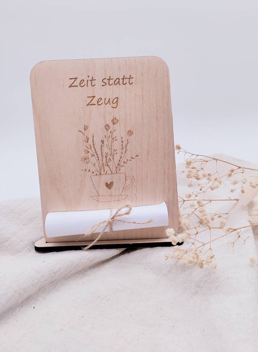 Holzkarte Zeit statt Zeug als Geschenkidee zum Geburtstag, nachhaltige Gutscheinverpackung aus Birkensperrholz mit Juteschnur und optionalem Kartenhalter, ideales Geldgeschenk für Frauen und Männer