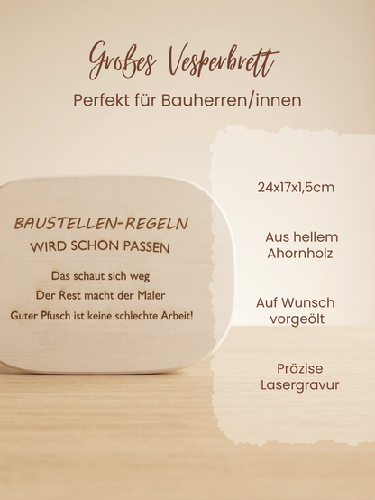 Baustellen Brotzeitbrett aus Holz mit Sprüchen wie „Passt schon“ und „Der Rest macht der Maler“ – Männer Geschenk