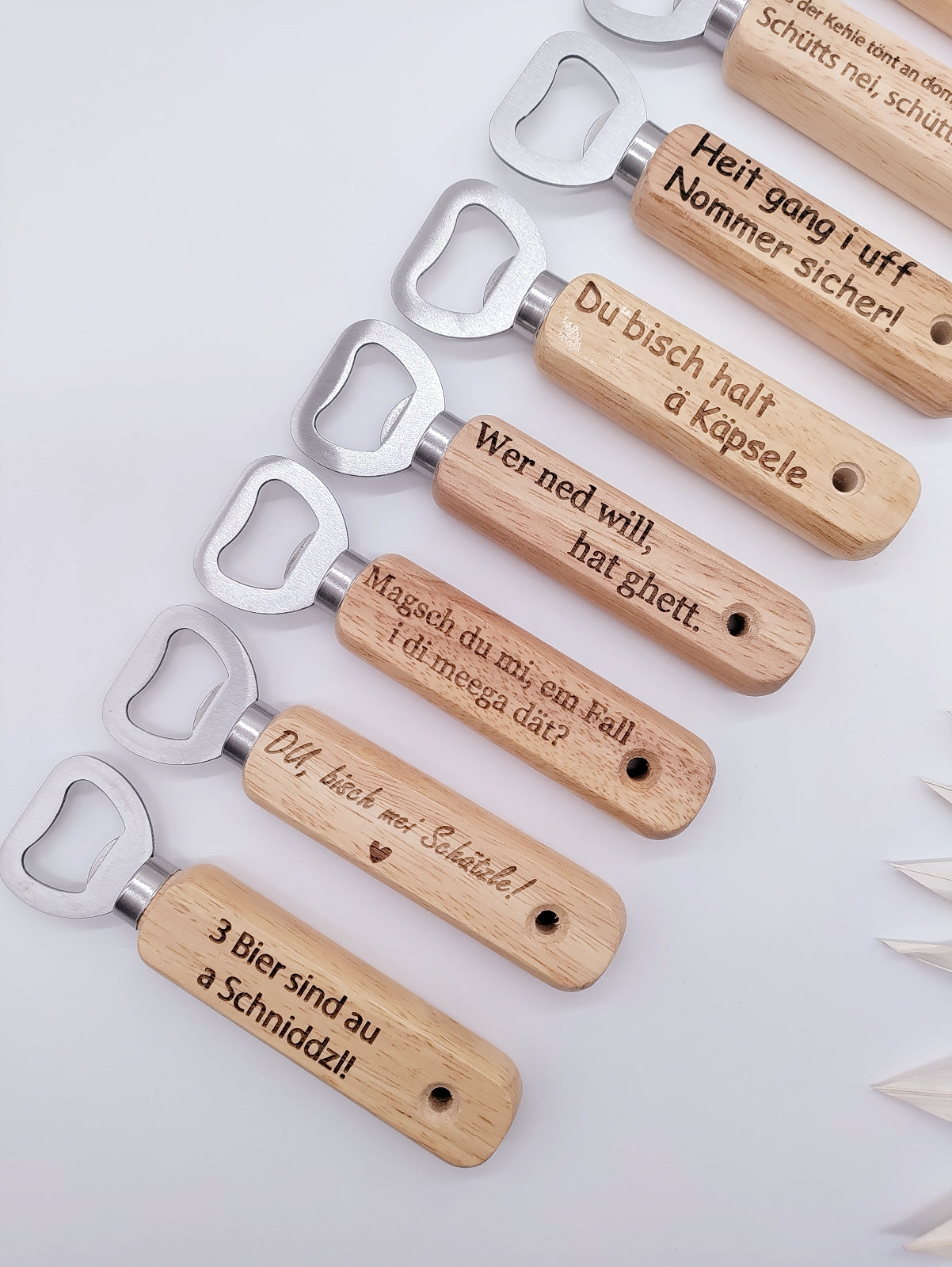 Flaschenöffner aus Buchenholz mit schwäbischem Spruch graviert