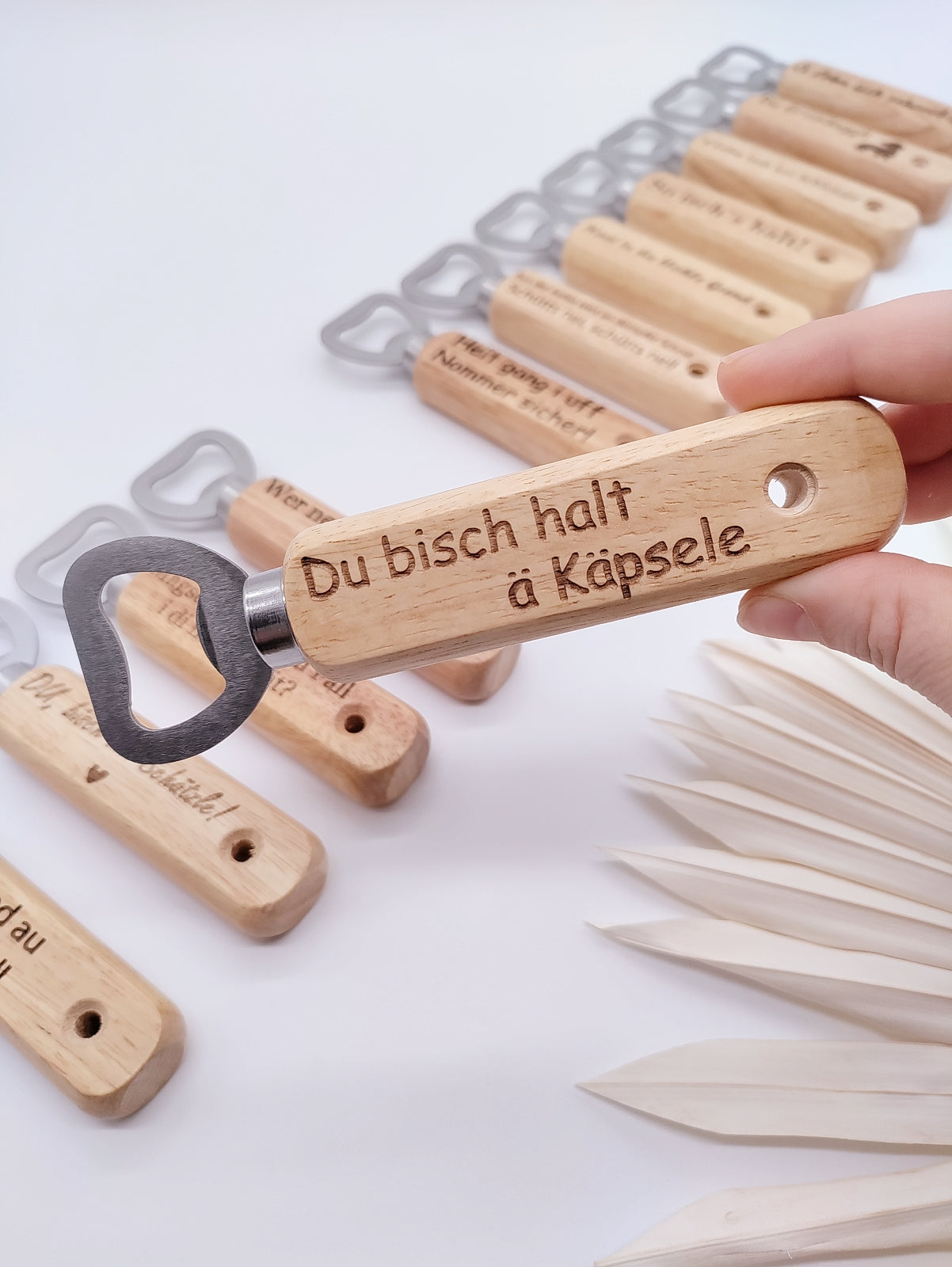 Flaschenöffner aus Buchenholz mit schwäbischem Spruch graviert