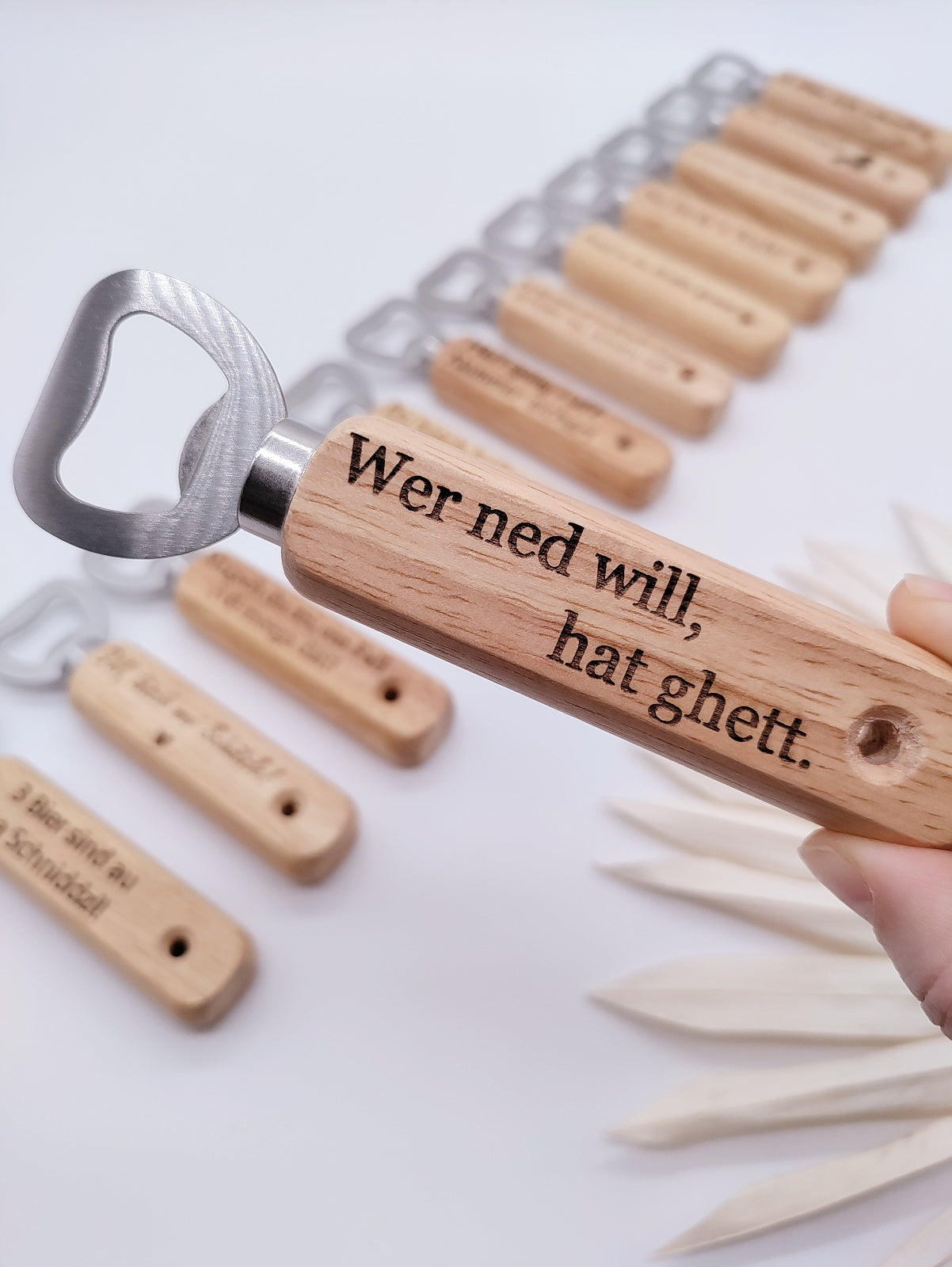 Flaschenöffner aus Buchenholz mit schwäbischem Spruch graviert
