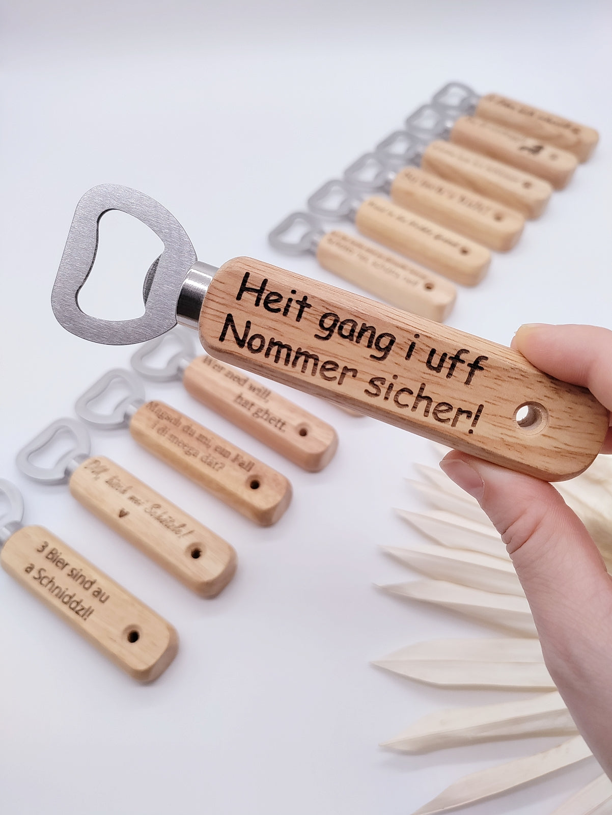 Flaschenöffner aus Buchenholz mit schwäbischem Spruch graviert