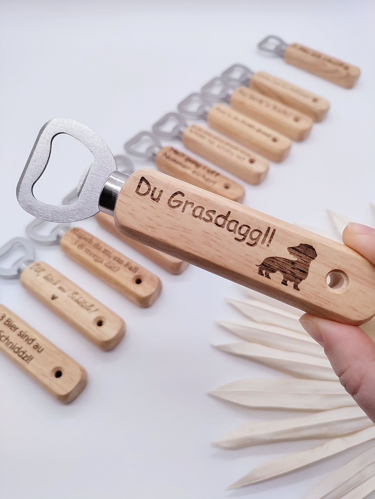 Flaschenöffner aus Buchenholz mit schwäbischem Spruch graviert