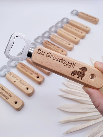 Flaschenöffner aus Buchenholz mit schwäbischem Spruch graviert