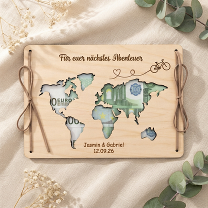 Personalisierte Reisekasse zur Hochzeit aus Holz mit Namen, Datum und Motiv nach Wahl