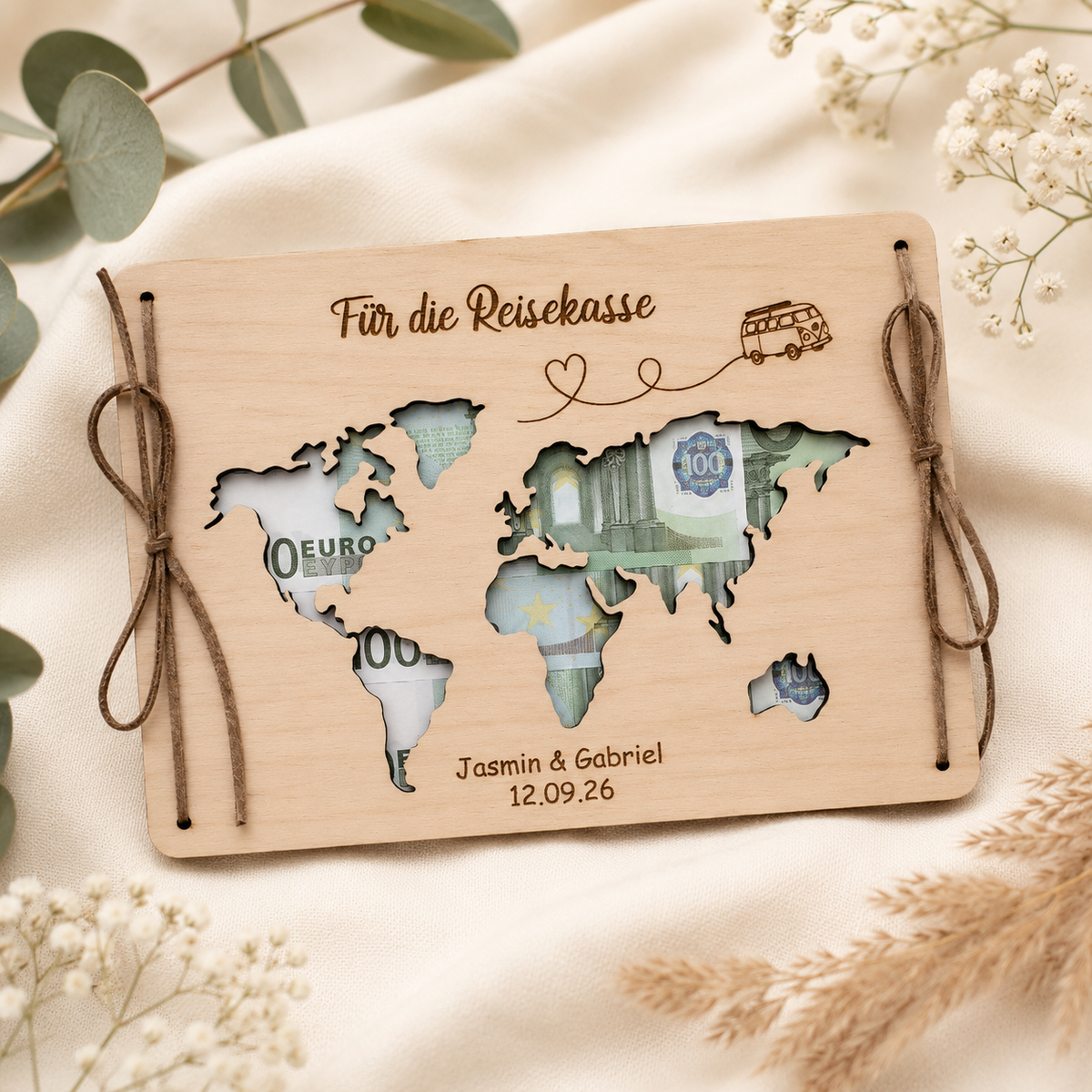 Personalisiertes Geldgeschenk zur Hochzeit aus Holz mit ausgeschnittener Weltkarte, Namen, Hochzeitsdatum und Geldscheinen für die Reisekasse