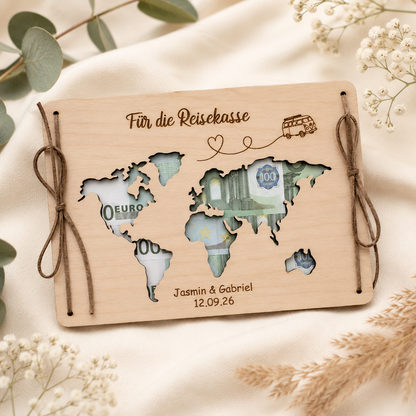 Personalisiertes Geldgeschenk zur Hochzeit aus Holz mit ausgeschnittener Weltkarte, Namen, Hochzeitsdatum und Geldscheinen für die Reisekasse