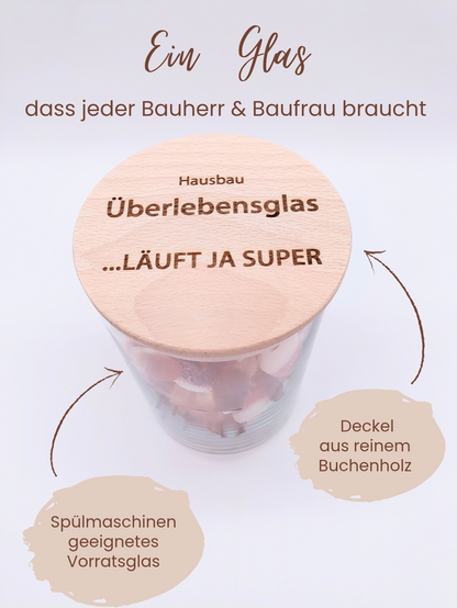 Detailaufnahme der Gravur „Läuft ja super“ auf Buchenholzdeckel Hausbau Überlebensglas