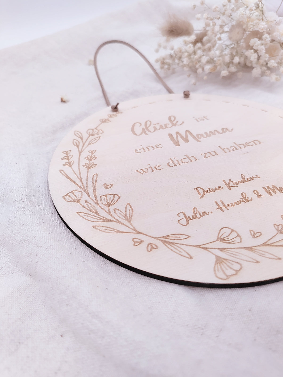 Personalisiertes Muttertags-Schild „Glück ist eine Mama wie dich zu haben“ – aus hochwertigem Birkensperrholz mit Namen der Kinder. Langlebig, dekorativ & mit veganer Lederschnur. Jetzt bestellen!
