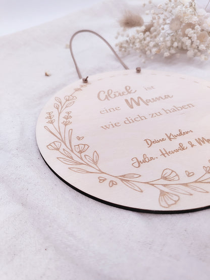 Personalisiertes Muttertags-Schild „Glück ist eine Mama wie dich zu haben“ – aus hochwertigem Birkensperrholz mit Namen der Kinder. Langlebig, dekorativ & mit veganer Lederschnur. Jetzt bestellen!