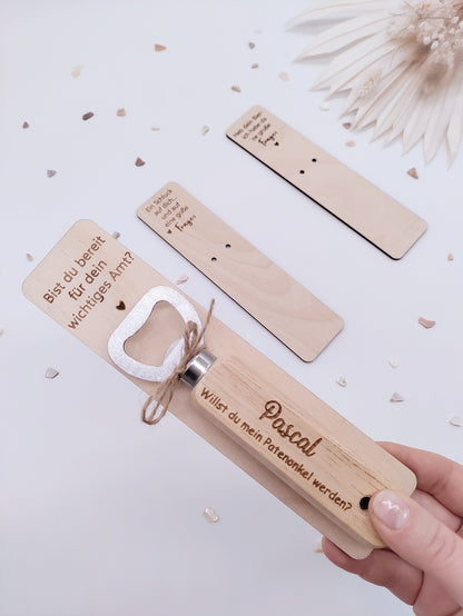 Flaschenöffner aus Holz mit Gravur "Willst du mein Patenonkel werden?", personalisiertes Geschenk zur Patenanfrage mit graviertem Halter, nachhaltige und originelle Geschenkidee.