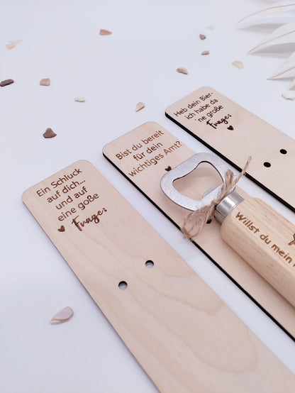 Flaschenöffner aus Holz mit Gravur "Willst du mein Patenonkel werden?", personalisiertes Geschenk zur Patenanfrage mit graviertem Halter, nachhaltige und originelle Geschenkidee.