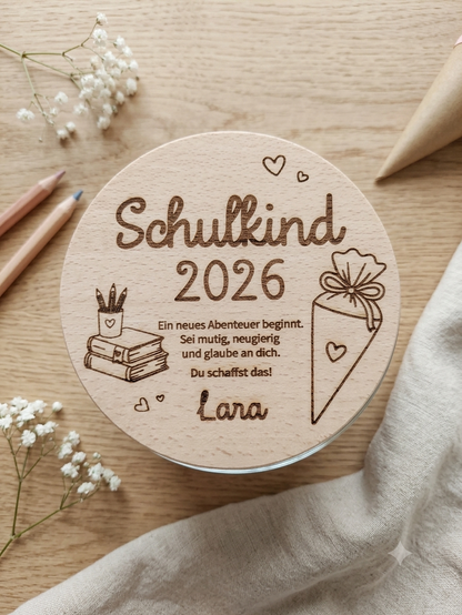 Personalisiertes Einschulungsglas aus recyceltem Glas mit Holzdeckel und Wunschname