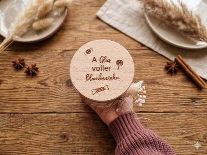 Vorratsglas A Glas voller Blombaziahr mit graviertem Holzdeckel als schwäbisches Geschenk