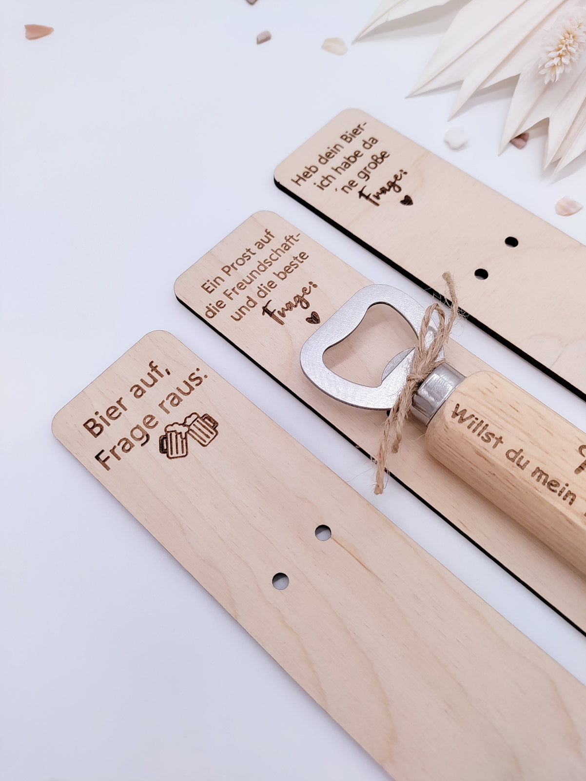 Personalisierter Flaschenöffner aus Buchenholz mit Gravur "Willst du mein Trauzeuge sein?" auf einem dekorativen Holzhalter mit Spruch zur Trauzeugenfrage