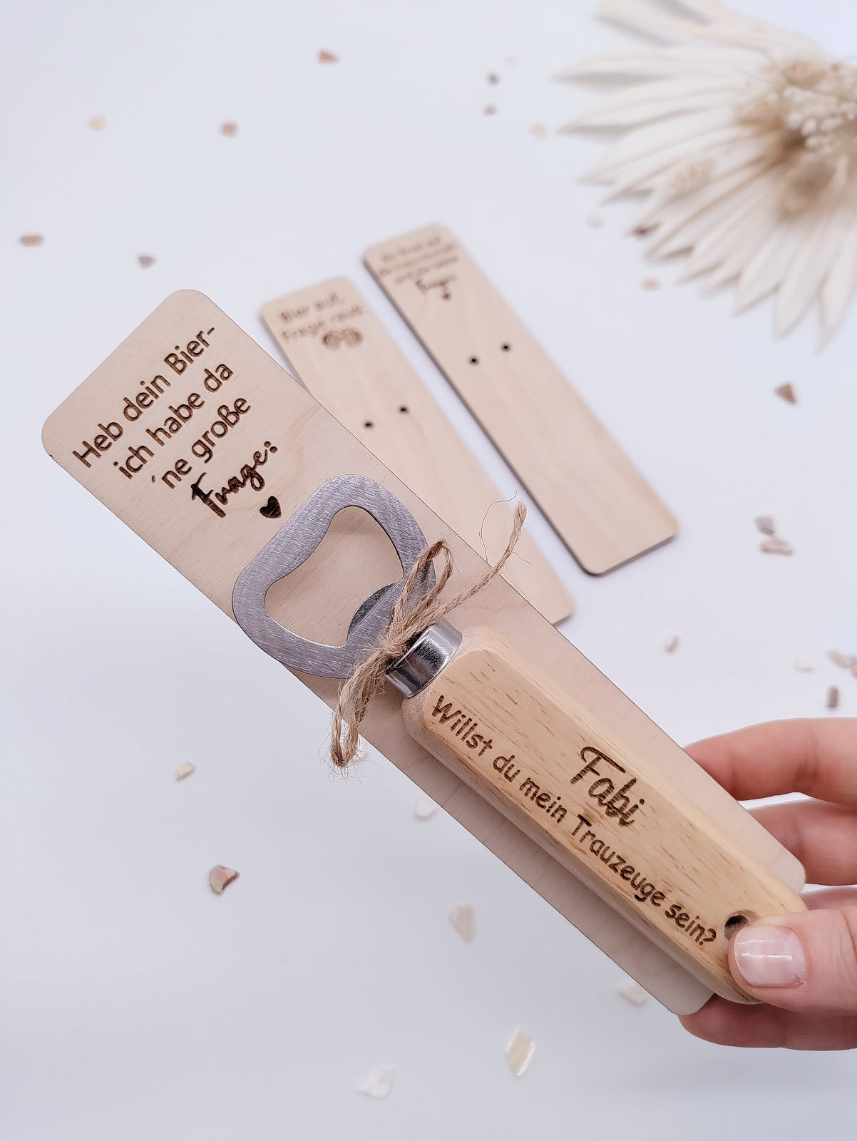 Personalisierter Flaschenöffner aus Buchenholz mit Gravur "Willst du mein Trauzeuge sein?" auf einem dekorativen Holzhalter mit Spruch zur Trauzeugenfrage