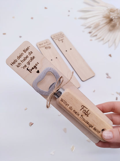 Personalisierter Flaschenöffner aus Buchenholz mit Gravur "Willst du mein Trauzeuge sein?" auf einem dekorativen Holzhalter mit Spruch zur Trauzeugenfrage