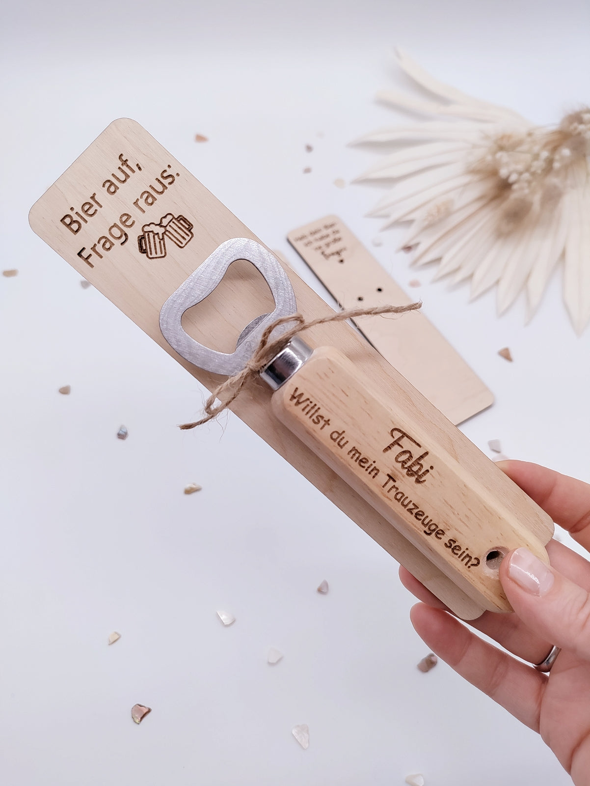 Personalisierter Flaschenöffner aus Buchenholz mit Gravur "Willst du mein Trauzeuge sein?" auf einem dekorativen Holzhalter mit Spruch zur Trauzeugenfrage