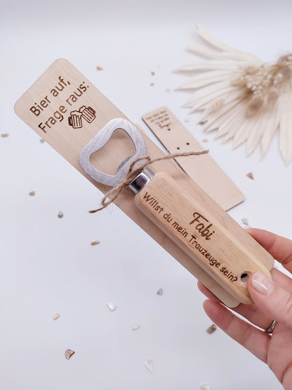 Personalisierter Flaschenöffner aus Buchenholz mit Gravur "Willst du mein Trauzeuge sein?" auf einem dekorativen Holzhalter mit Spruch zur Trauzeugenfrage