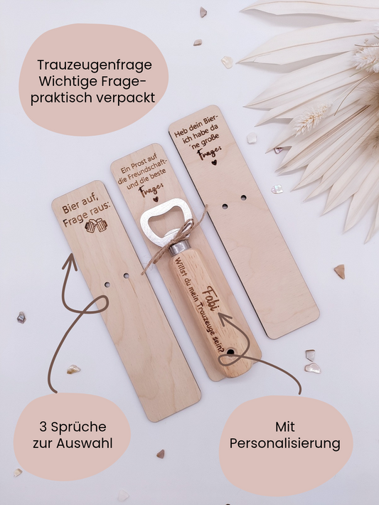 Personalisierter Flaschenöffner aus Buchenholz mit Gravur "Willst du mein Trauzeuge sein?" auf einem dekorativen Holzhalter mit Spruch zur Trauzeugenfrage