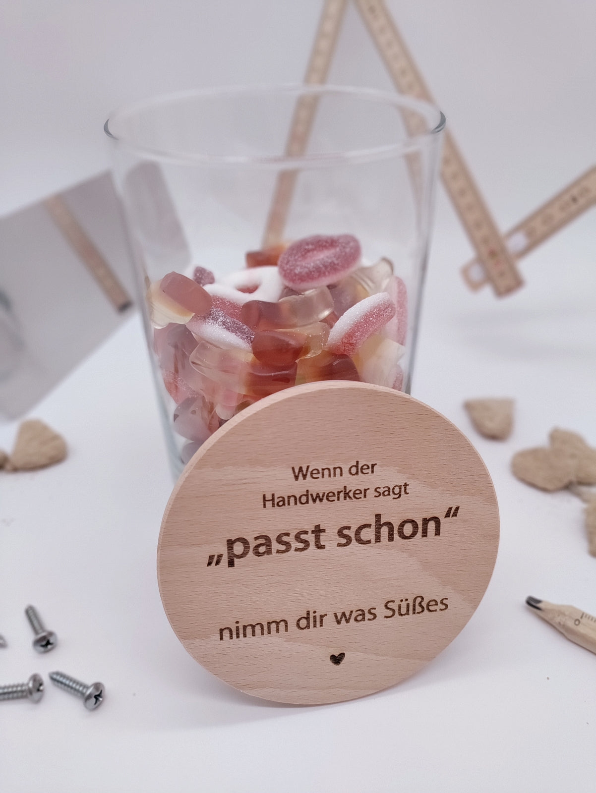 Graviertes Glas mit Holzdeckel als lustiges Handwerker Geschenk – perfekt für Baustelle und Einzug