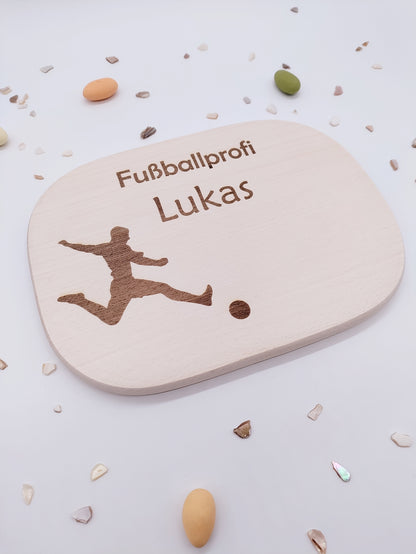 Personalisiertes Vesperbrett mit Fußballer-Gravur und Name aus massivem Ahornholz, Geschenk für Kinder und Fußballfans, nachhaltig produziert auf der Schwäbischen Alb