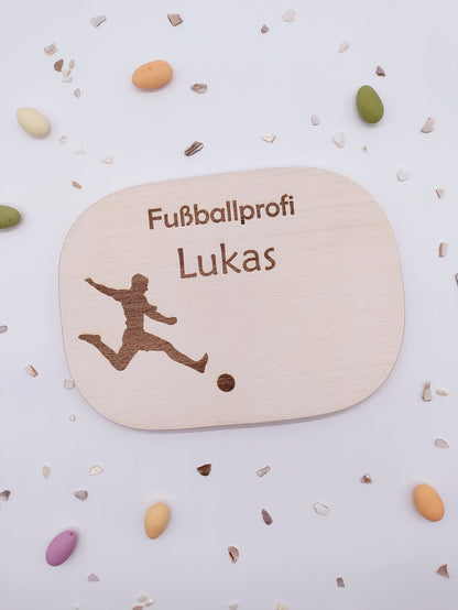 Personalisiertes Vesperbrett mit Fußballer-Gravur und Name aus massivem Ahornholz, Geschenk für Kinder und Fußballfans, nachhaltig produziert auf der Schwäbischen Alb