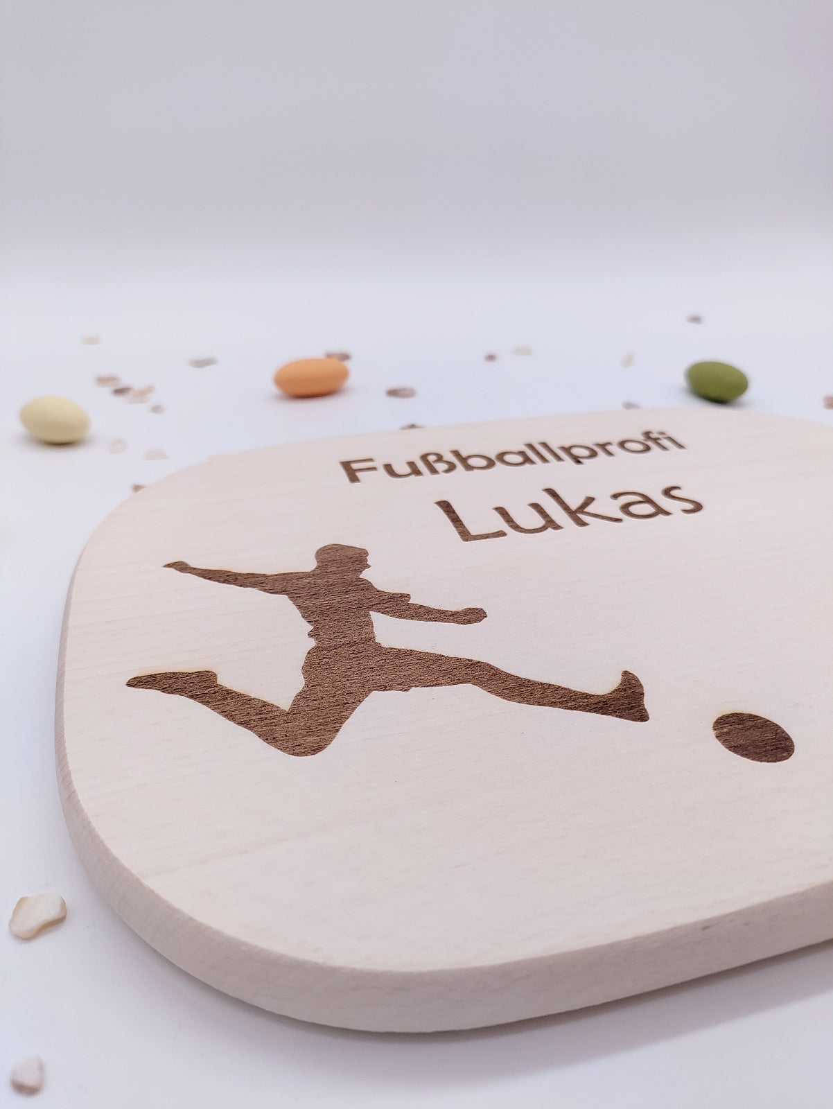 Personalisiertes Vesperbrett mit Fußballer-Gravur und Name aus massivem Ahornholz, Geschenk für Kinder und Fußballfans, nachhaltig produziert auf der Schwäbischen Alb