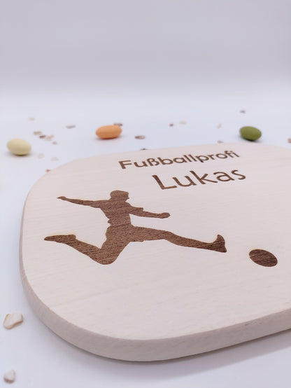 Personalisiertes Vesperbrett mit Fußballer-Gravur und Name aus massivem Ahornholz, Geschenk für Kinder und Fußballfans, nachhaltig produziert auf der Schwäbischen Alb