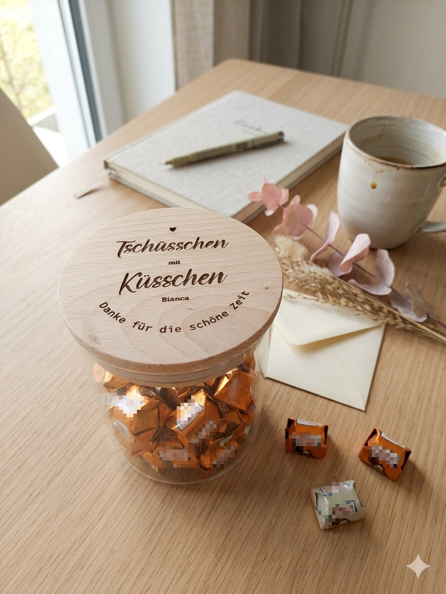 Tschüsschen mit Küsschen Glas gefüllt mit Süßigkeiten als liebevolles Danke Geschenk zum Abschied