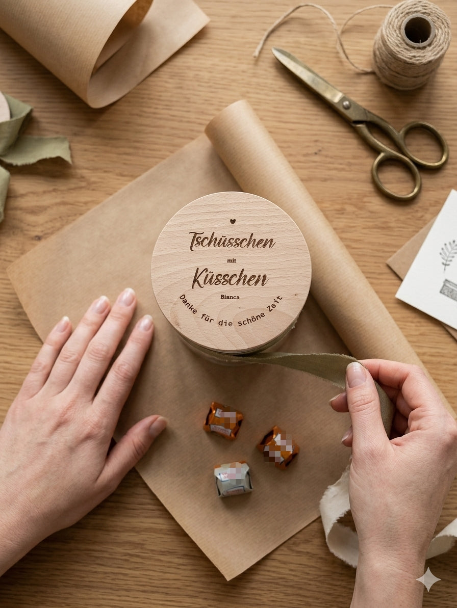 Personalisiertes Glas mit Buchenholzdeckel als Geschenk für letzten Arbeitstag Ruhestand Kita Abschied oder Schulwechsel