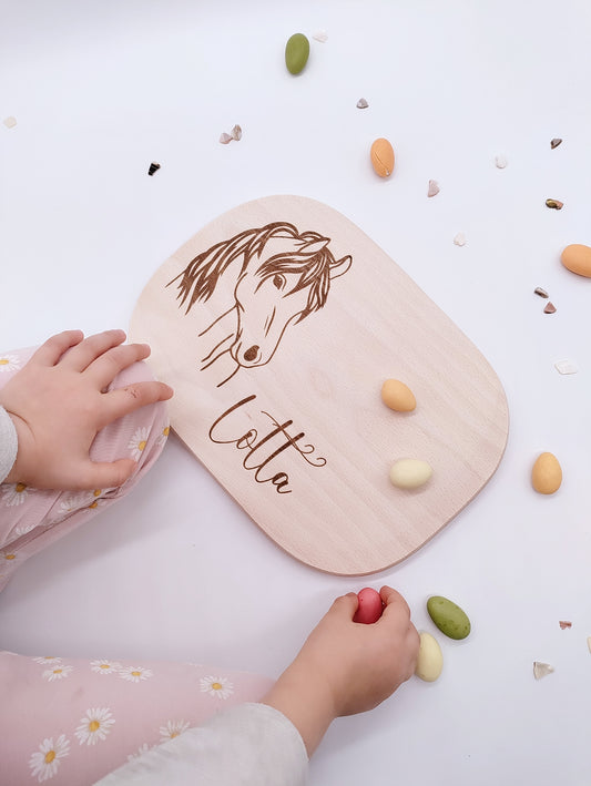 Individuelles Holzbrett mit Pferdemotiv & Name – personalisiertes Vesperbrett, perfekt als Geschenk für Pferdeliebhaber, Kinder & Reiter.