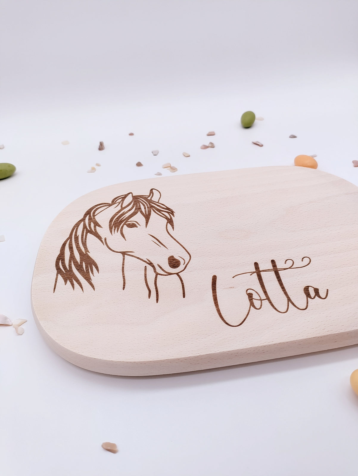 Individuelles Holzbrett mit Pferdemotiv & Name – personalisiertes Vesperbrett, perfekt als Geschenk für Pferdeliebhaber, Kinder & Reiter.