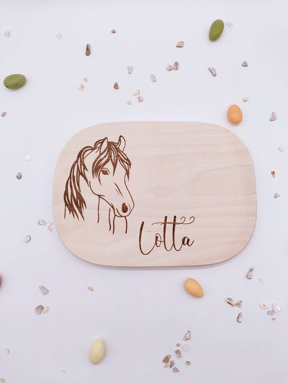 Individuelles Holzbrett mit Pferdemotiv & Name – personalisiertes Vesperbrett, perfekt als Geschenk für Pferdeliebhaber, Kinder & Reiter.