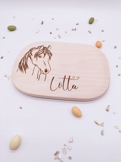 Individuelles Holzbrett mit Pferdemotiv & Name – personalisiertes Vesperbrett, perfekt als Geschenk für Pferdeliebhaber, Kinder & Reiter.